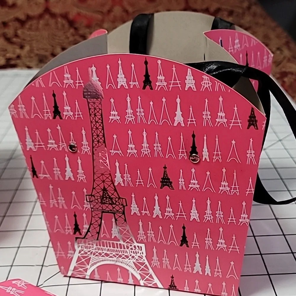 Gift Bag, 7 Pink and 1 Red Eiffel Tower Gift Bags,‎ Base 5.25x5.25 High 5.75 NIB